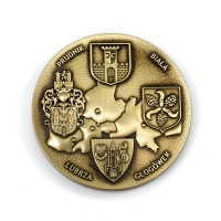 medal tłoczony z mosiądzu; wykończenie przez patynowanie; medal wykonany dla Powiatu Prudnickiego